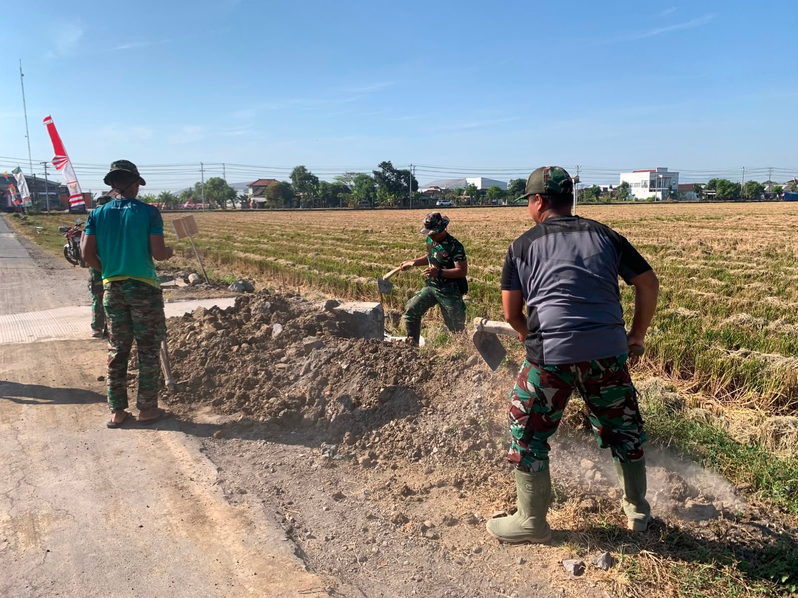 Ratakan Sisa Galian, Penataan Bahu Jalan Parangjoro Capai 95 Persen