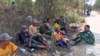 Ngobrol di Bawah Pohon: Cara Satgas TMMD Dengar Keluhan Warga Parangjoro Ngobrol di Bawah Pohon: Cara Satgas TMMD Dengar Keluhan Warga Parangjoro
