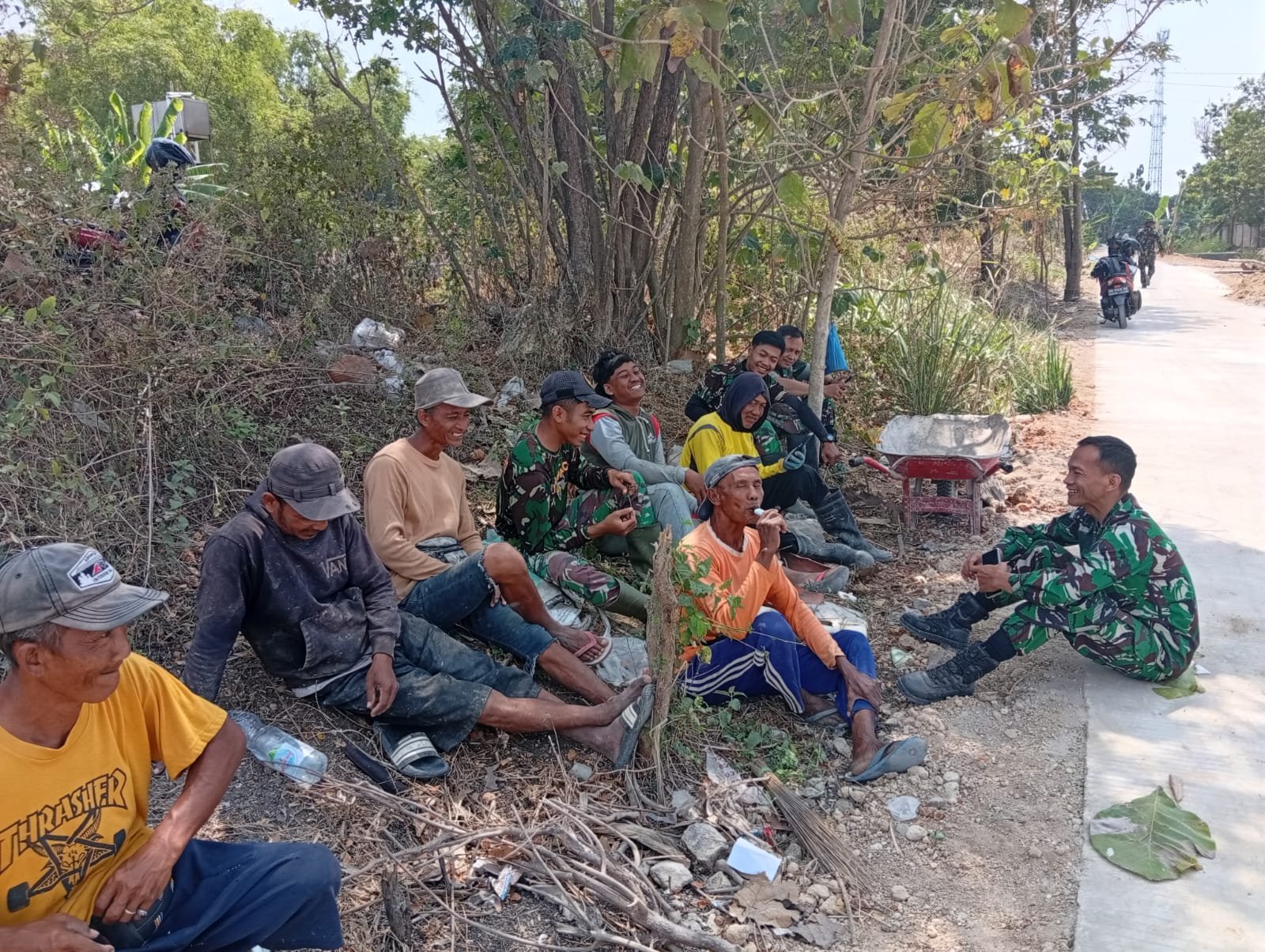 Ngobrol di Bawah Pohon: Cara Satgas TMMD Dengar Keluhan Warga Parangjoro