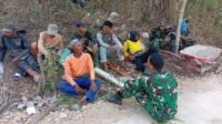 Saat Istirahat, Warga Parangjoro Beberkan Masalah Drainase ke Serda Wahyudi Saat Istirahat, Warga Parangjoro Beberkan Masalah Drainase ke Serda Wahyudi