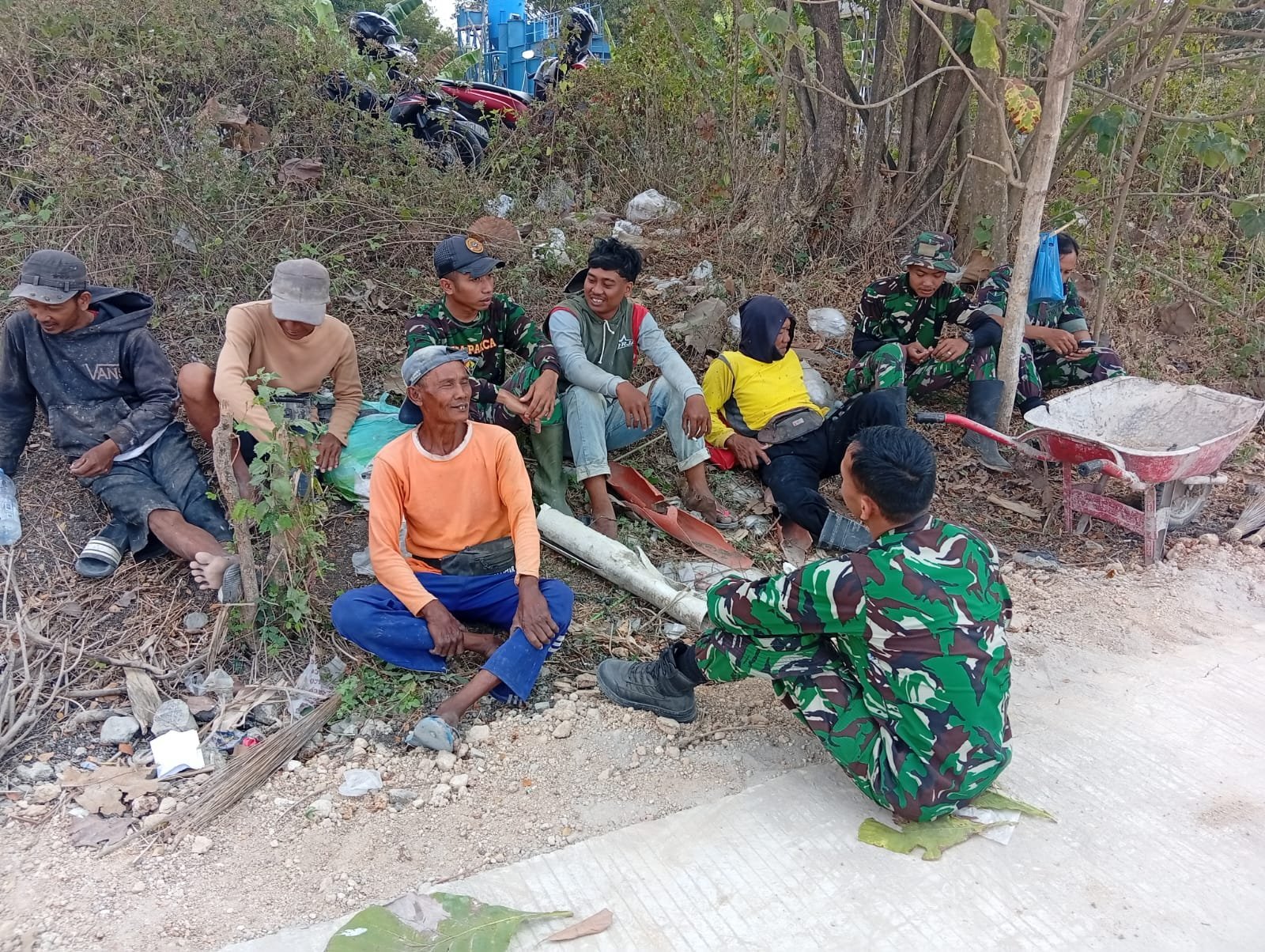 Saat Istirahat, Warga Parangjoro Beberkan Masalah Drainase ke Serda Wahyudi