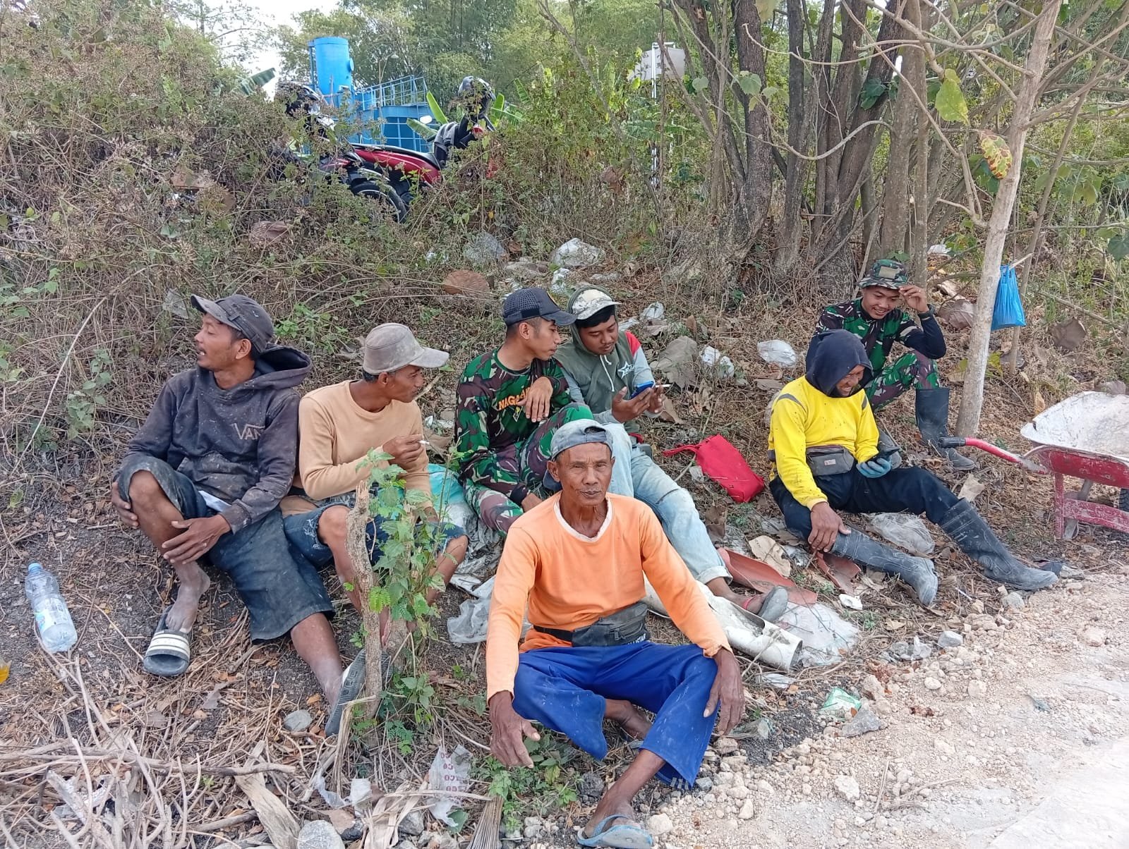 Obrolan Ringan Satgas TMMD dengan Warga Parangjoro Buka Ruang Aspirasi