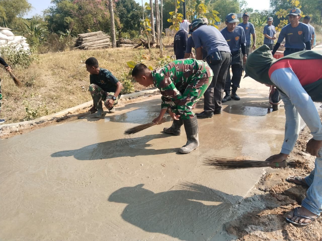 Detil Finishing Jadi Penentu, Jalan TMMD Parangjoro Digerakkan Satgas dan Warga