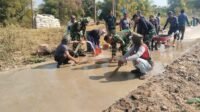 Warga dan Satgas TMMD Rapihkan Pekerjaan Jalan Beton Parangjoro