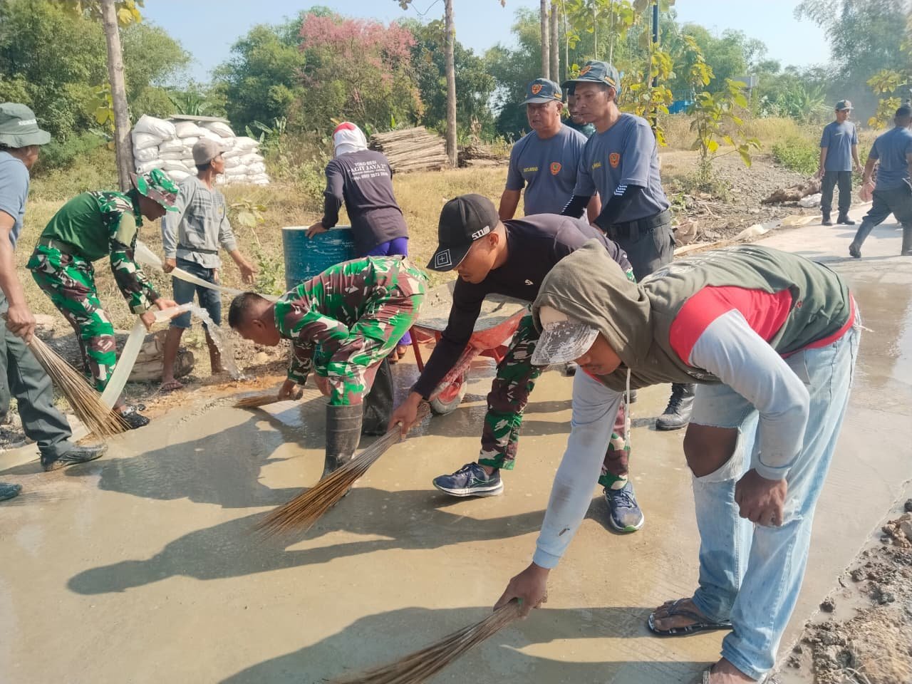 Warga-Parajurit Kerja Bersama Selesaikan Sentuhan Akhir Jalan Parangjoro