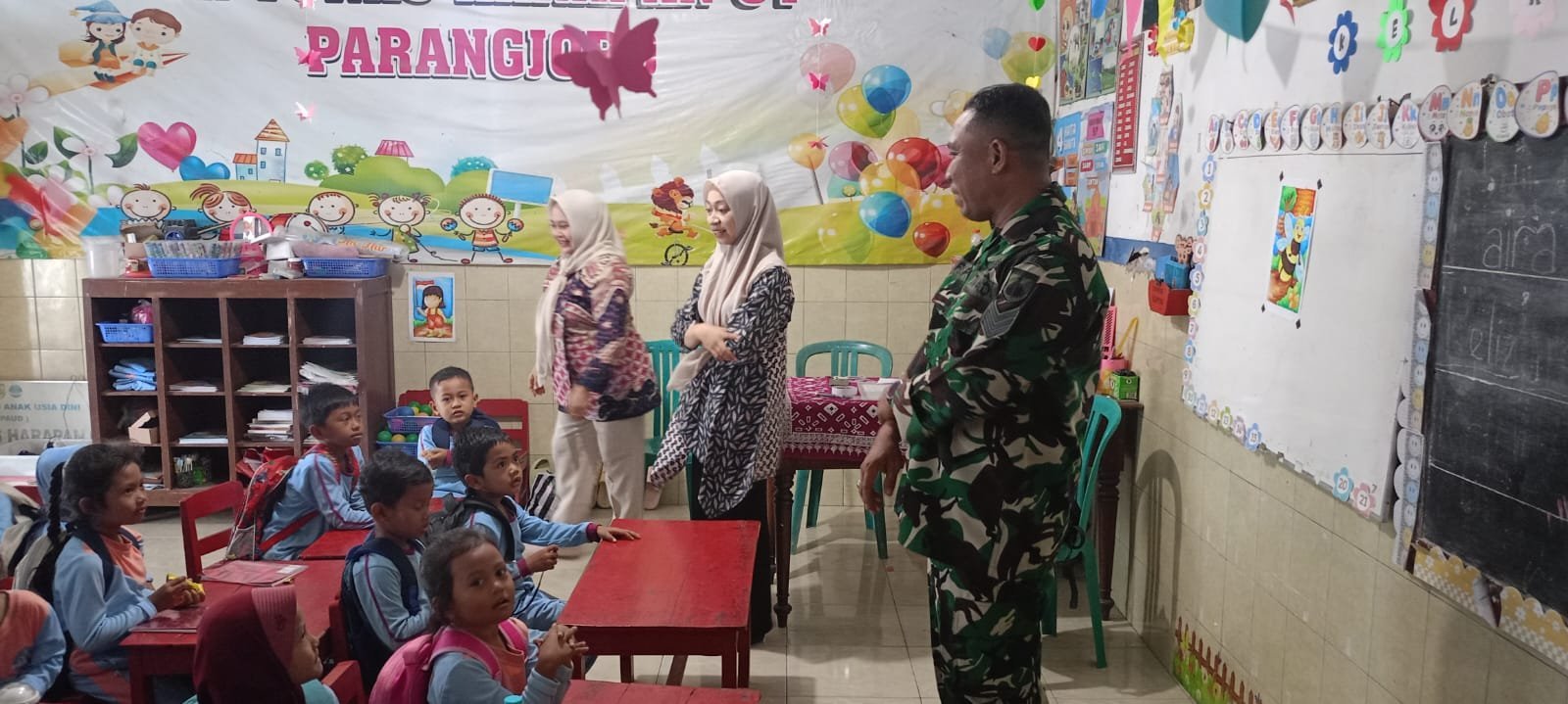 Prajurit Satgas TMMD Masuk Sekolah PAUD Parangjoro, Ajarkan Etika Sederhana