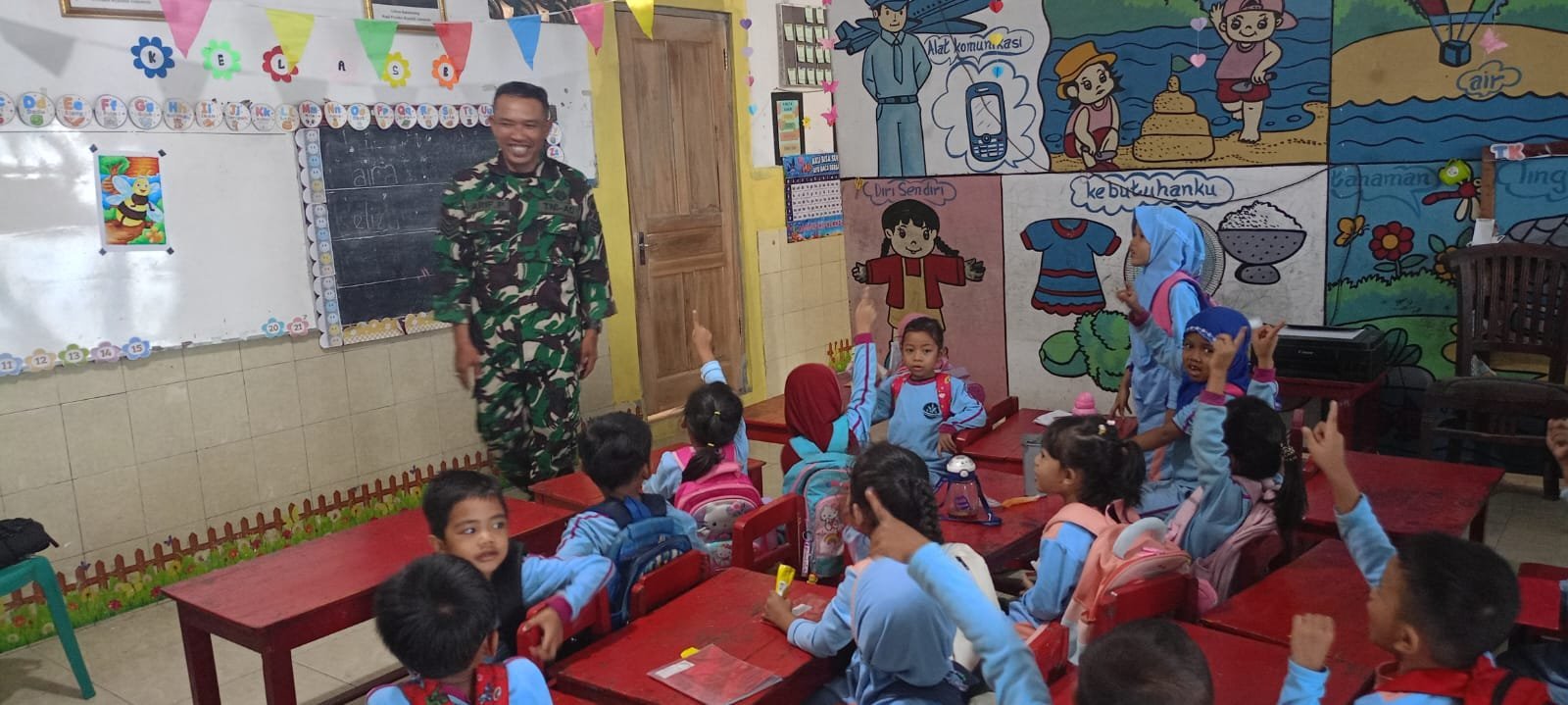Disiplin Lewat Aktivitas Kecil: Satgas TMMD Sosialisasikan Nilai Kebangsaan pada TK Parangjoro