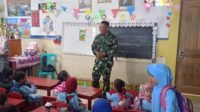 Satgas TMMD Ajak Anak-Anak Parangjoro Memahami Disiplin dan Cinta Tanah Air