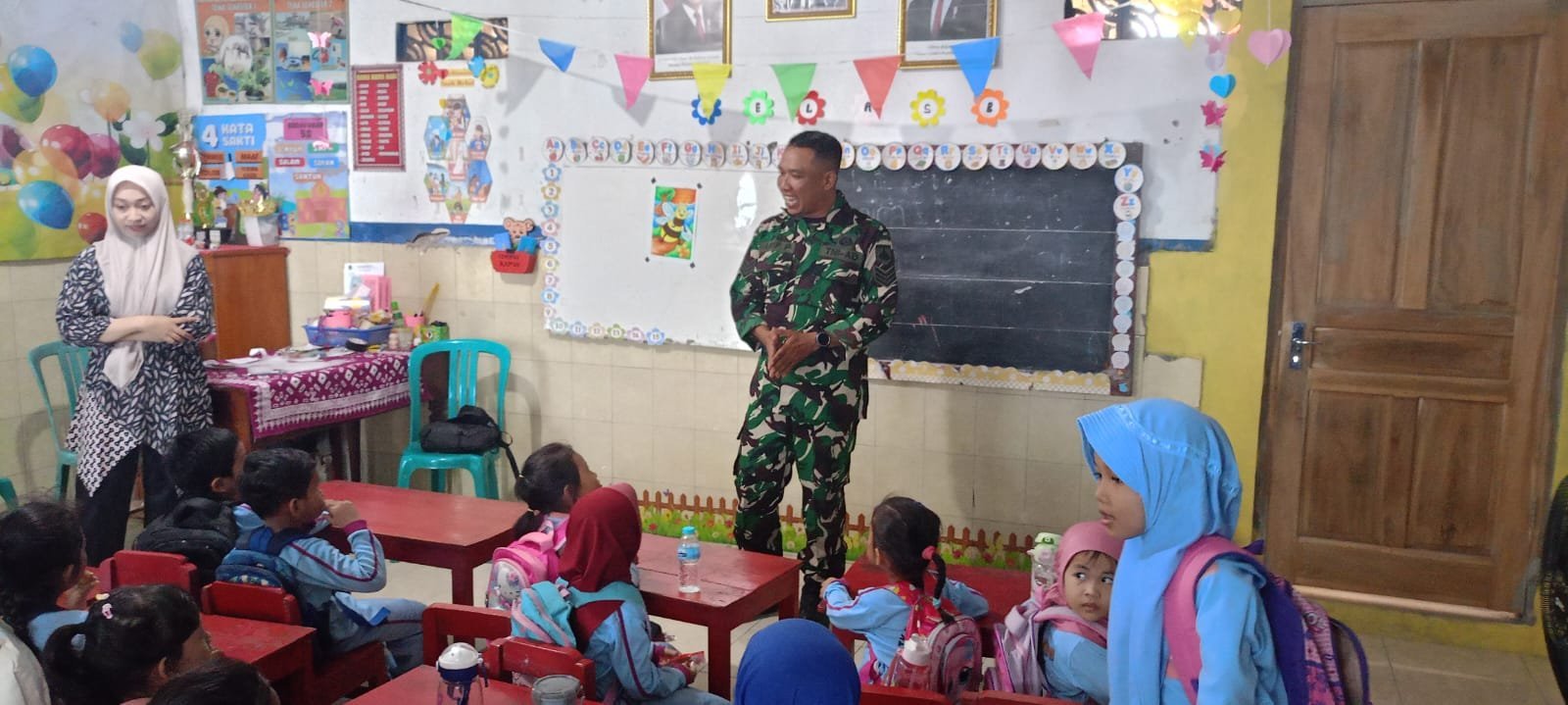 Satgas TMMD Ajak Anak-Anak Parangjoro Memahami Disiplin dan Cinta Tanah Air