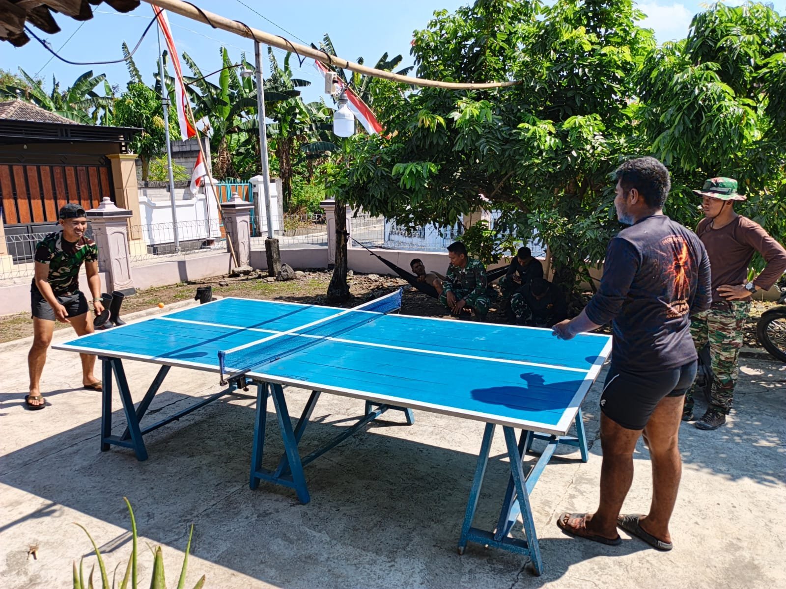 Bermain Tenis Meja di Posko, Satgas TMMD Jaga Kebugaran dan Kekompakan