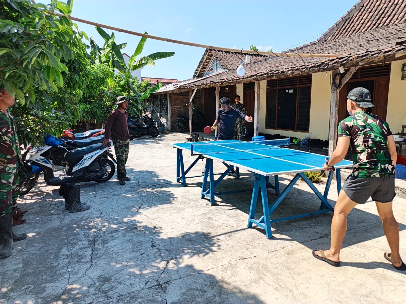 Satgas TMMD Parangjoro Pakai Tenis Meja untuk Menjaga Stamina Saat Istirahat