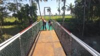 Pengecatan Jembatan Tadang Palie Jadi Fokus Perawatan Satgas TMMD Pengecatan Jembatan Tadang Palie Jadi Fokus Perawatan Satgas TMMD