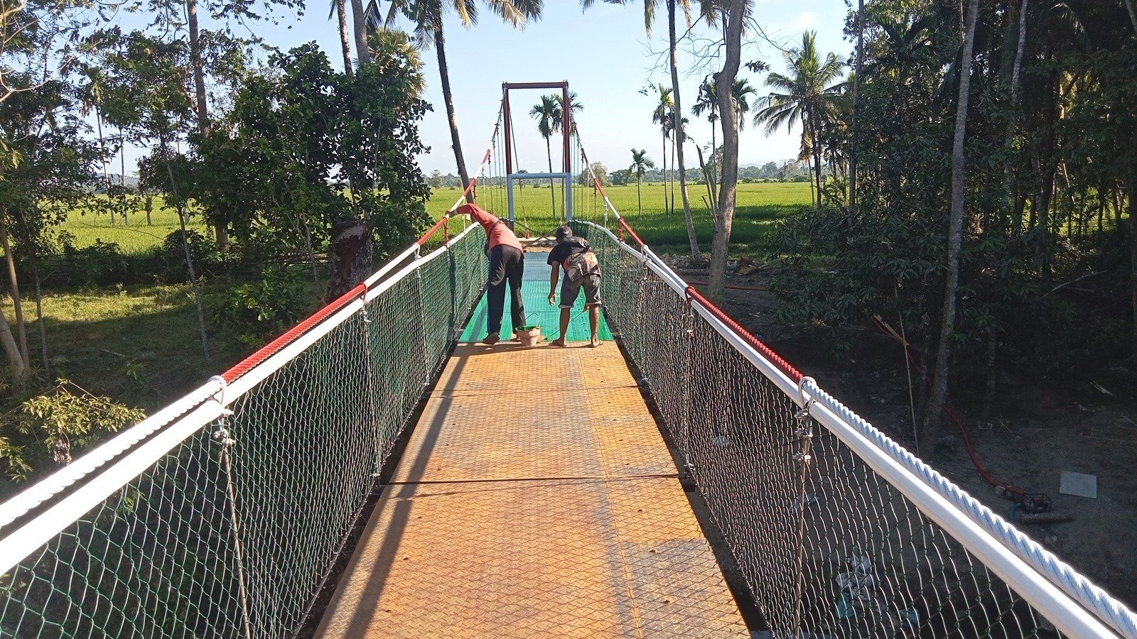 Pengecatan Jembatan Tadang Palie Jadi Fokus Perawatan Satgas TMMD