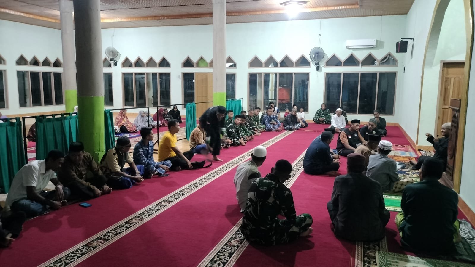 Malam di Pattuku: Masjid Nurul Huda Jadi Ajang Silaturahmi Satgas TMMD dan Warga