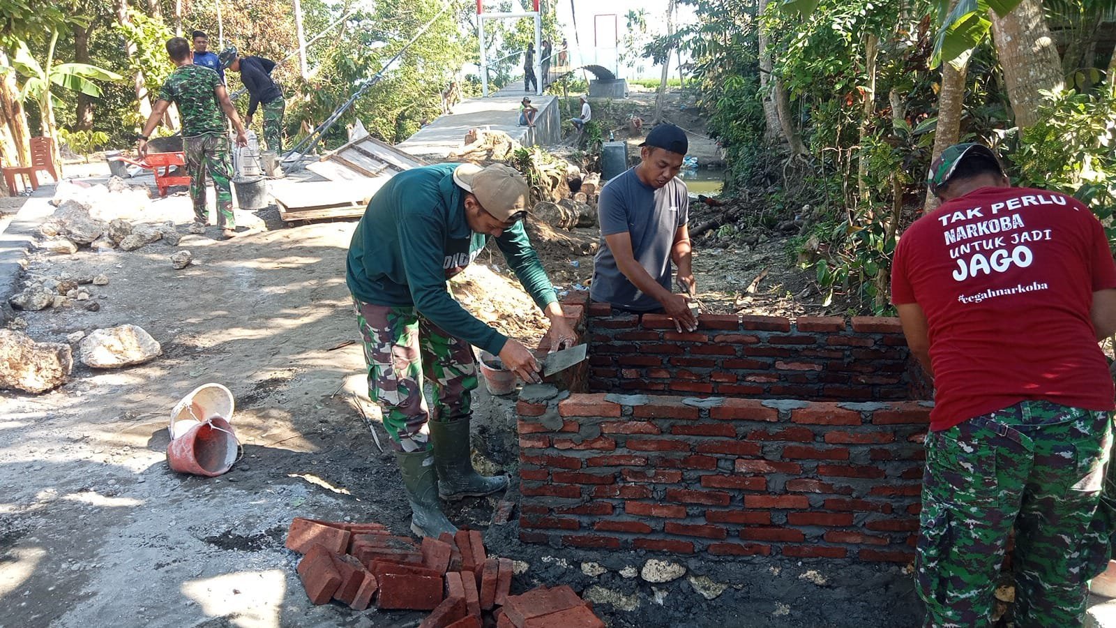 Prasasti Tanda Pembangunan Jembatan Gantung TMMD di Tadang Palie Dibuat Satgas