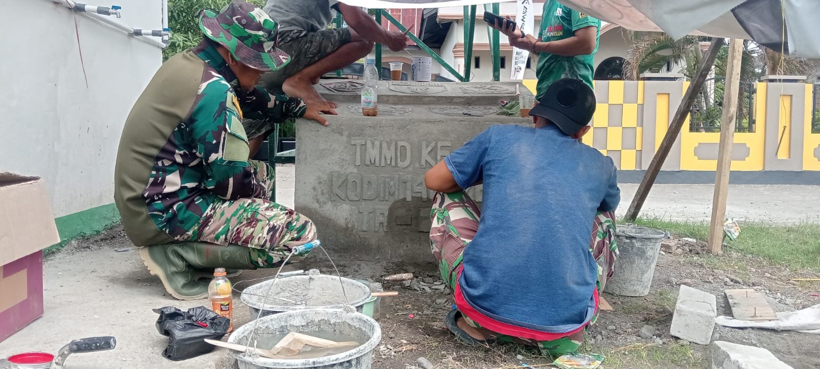 Pemasangan Prasasti Lengkapi Pembangunan Jambanisasi Sasaran TMMD Ke-129 di Bone