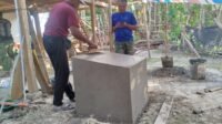 Pemasangan Prasasti Tutup Pekerjaan RTLH di Rumah Rosnawati