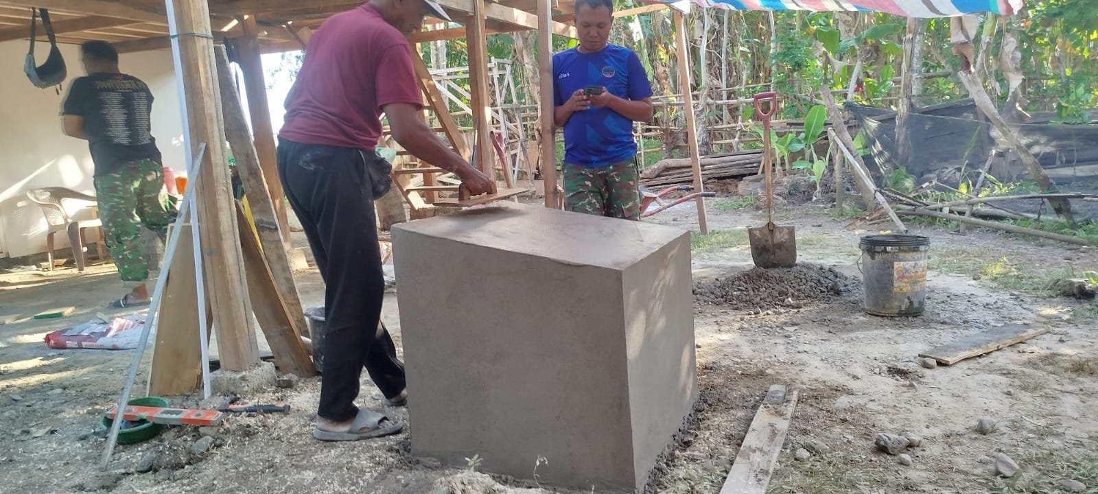 Pemasangan Prasasti Tutup Pekerjaan RTLH di Rumah Rosnawati