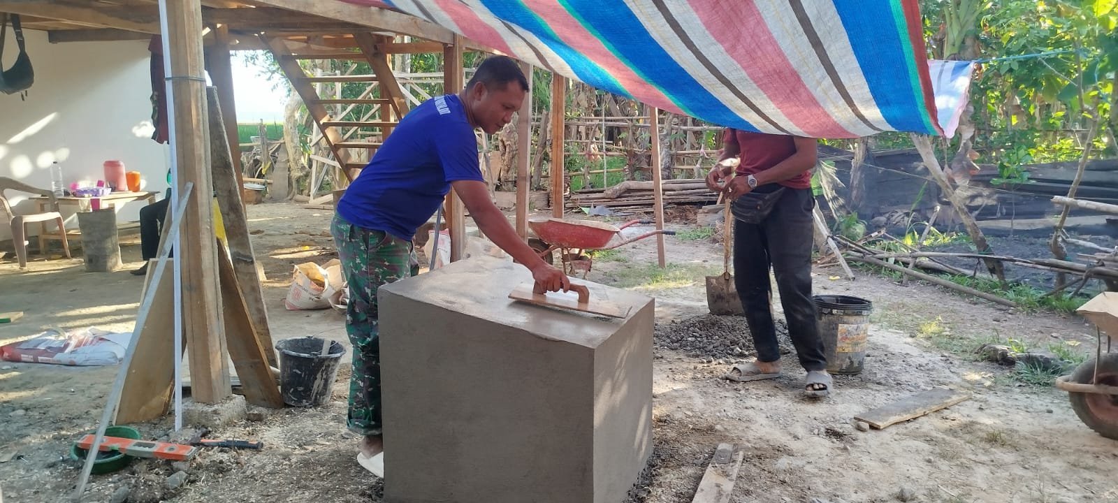 Pemasangan Prasasti Tandai Penyelesaian Pekerjaan RTLH Rosnawati