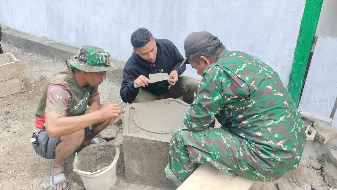 Prasasti TMMD ke-129 Terpasang di Depan Rumah Penerima Bantuan