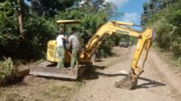 Saat Excavator Dirawat, Pekerjaan Peningkatan Jalan Desa Pattuku Tak Terhenti Saat Excavator Dirawat, Pekerjaan Peningkatan Jalan Desa Pattuku Tak Terhenti