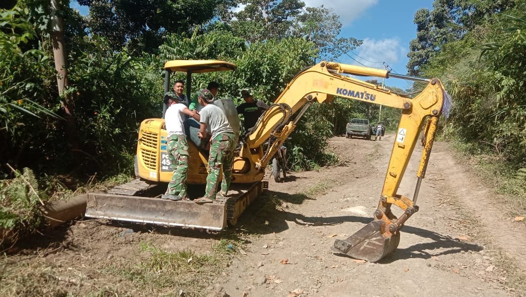 Saat Excavator Dirawat, Pekerjaan Peningkatan Jalan Desa Pattuku Tak Terhenti