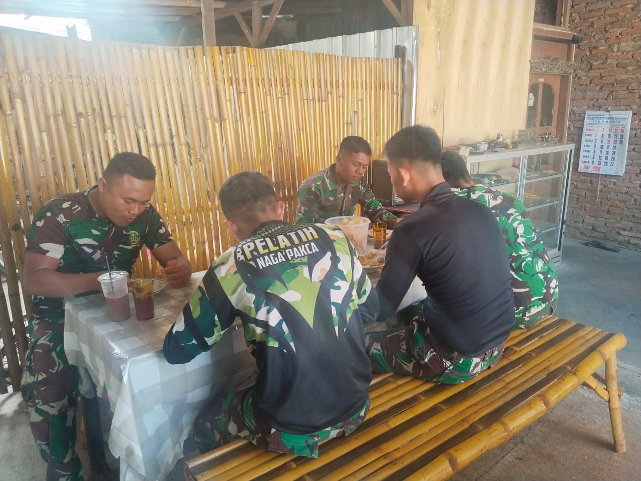 Satgas TMMD 129 Sukoharjo Manfaatkan Makan Siang untuk Pulihkan Kondisi