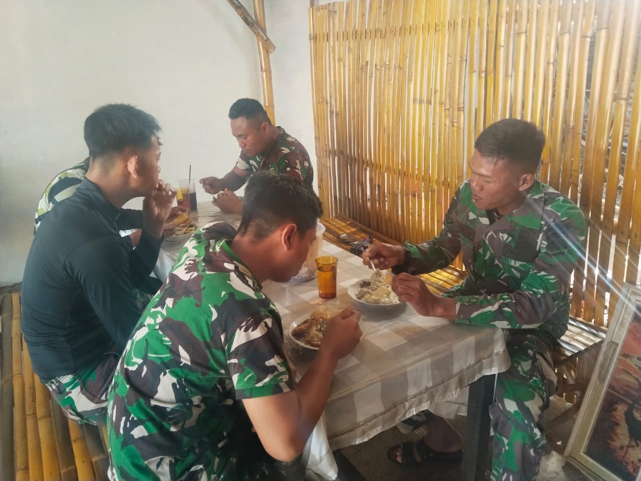Sejenak Berhenti: Kebiasaan Makan Siang Satgas TMMD di Parangjoro