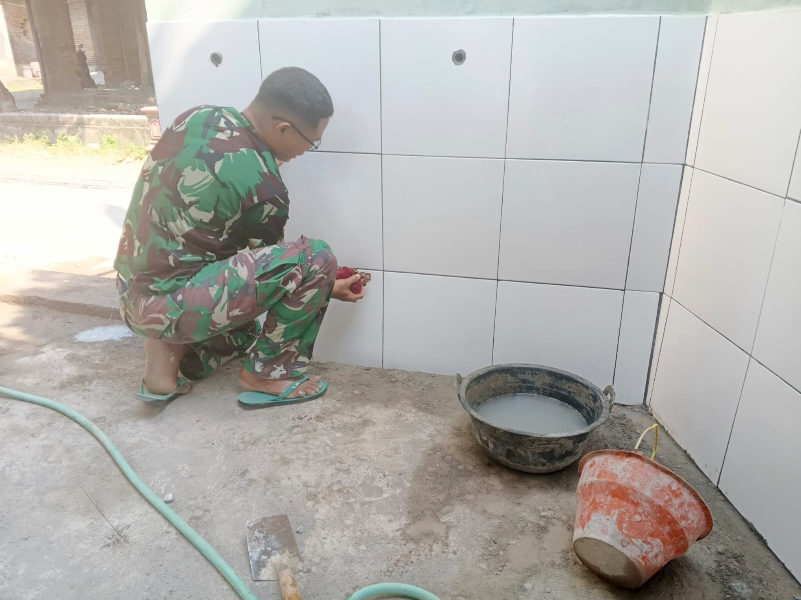 Perhatian pada Drainase, TMMD Benahi Wudhu Masjid Parangjoro