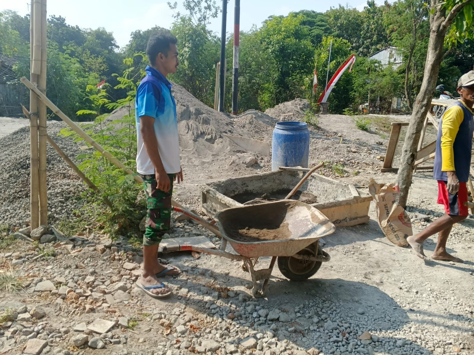 Batu Bata hingga Saluran Air: Pekerjaan Detail TMMD untuk Sanitasi Masjid