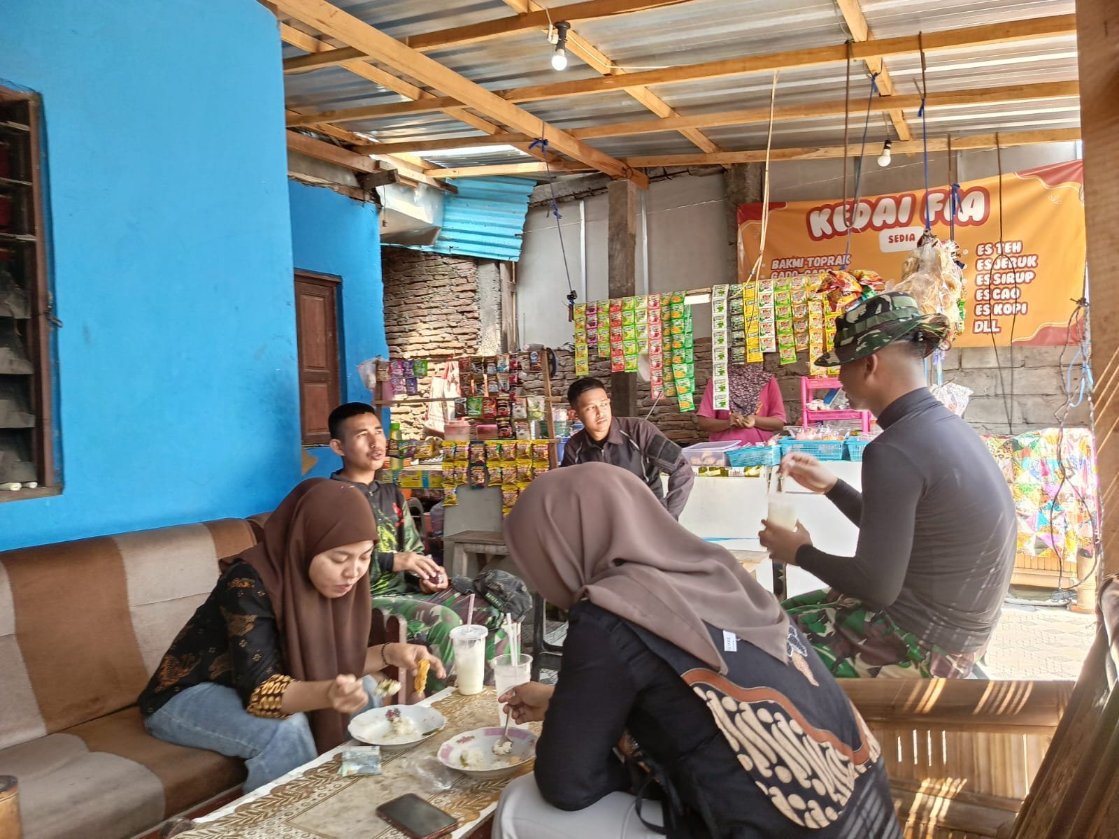 Obrolan Santai di Kedai Fia Buka Akses Informasi bagi Satgas TMMD