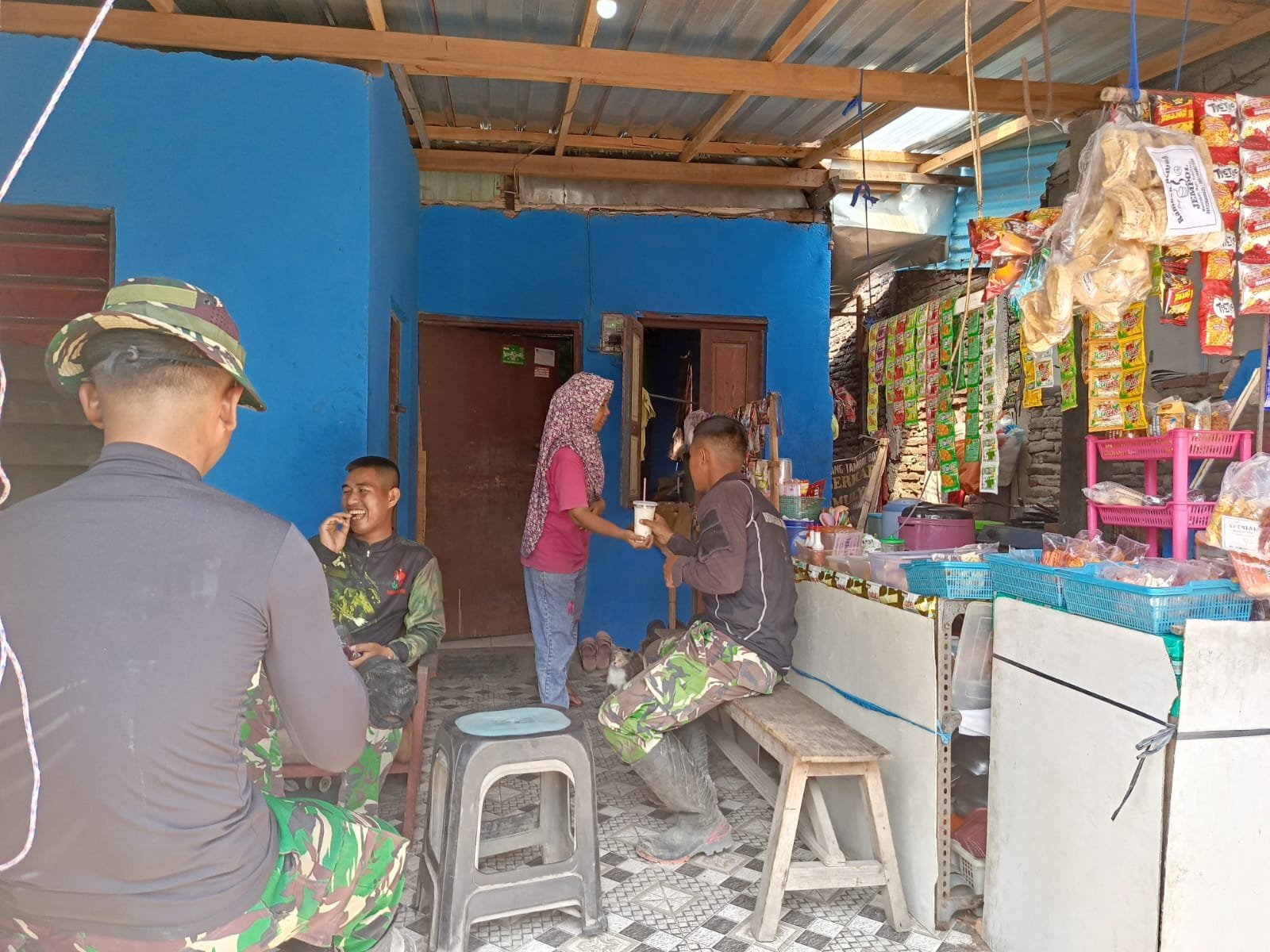 Kedai Fia, Titik Singgah Satgas TMMD di Parangjoro