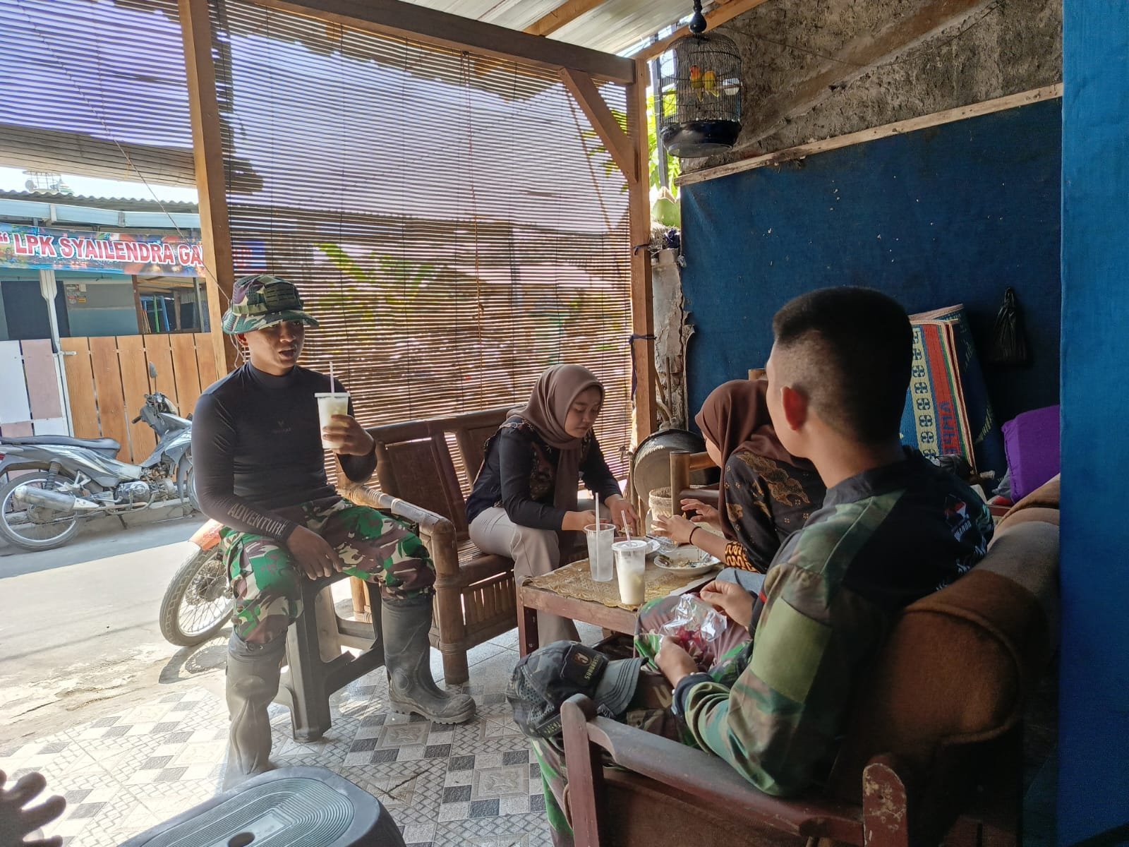 Satgas TMMD dan Warga Ngobrol Santai di Kedai Fia Parangjoro