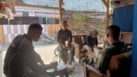 Saat Satgas TMMD dan Warga Parangjoro Berkumpul di Kedai Fia Saat Satgas TMMD dan Warga Parangjoro Berkumpul di Kedai Fia