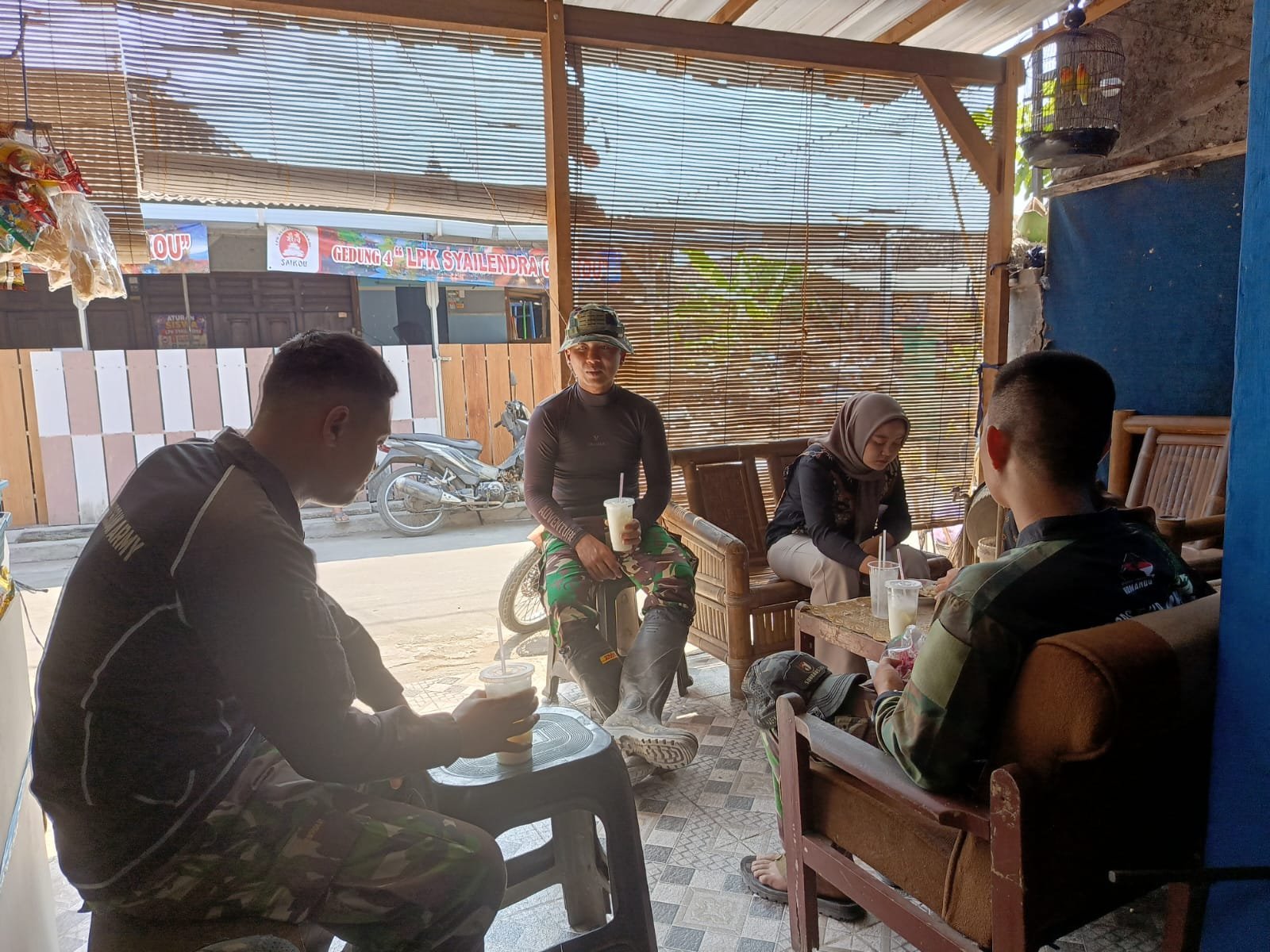 Saat Satgas TMMD dan Warga Parangjoro Berkumpul di Kedai Fia