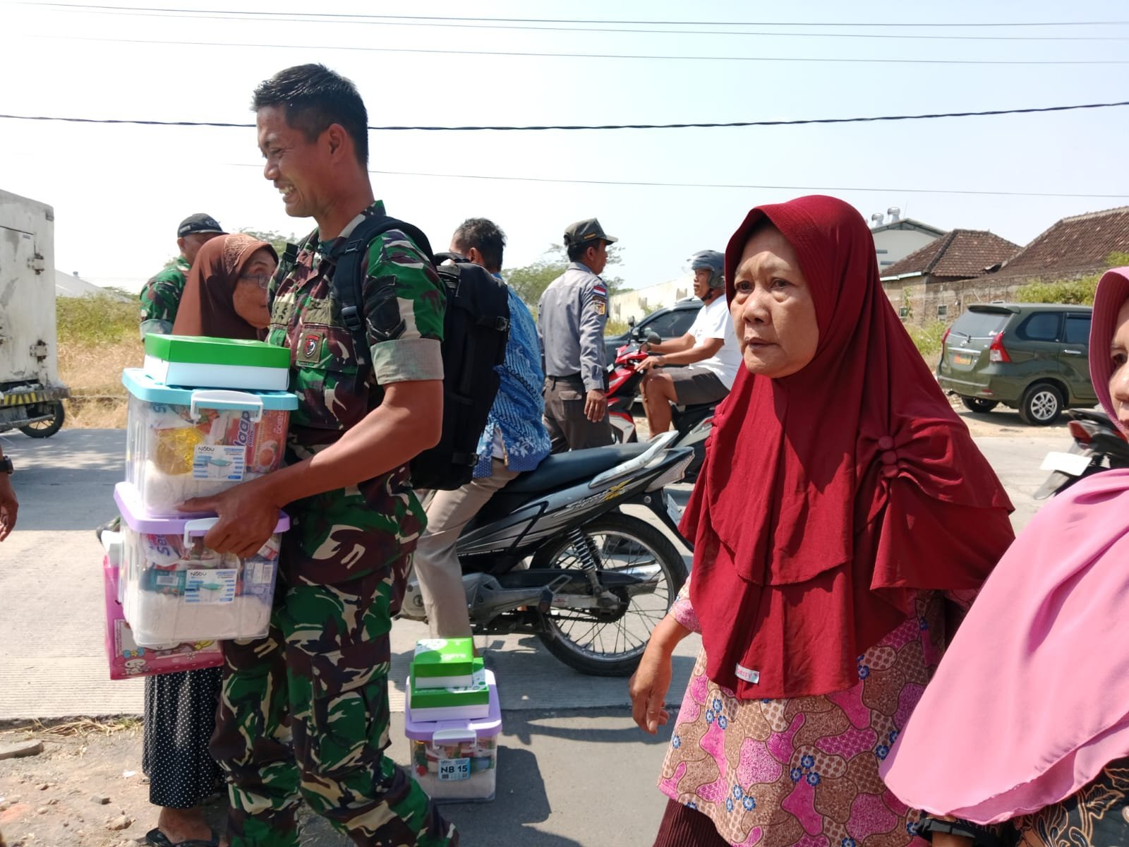 Satgas TMMD Turun Tangan Antar Sembako ke Warga Sukoharjo