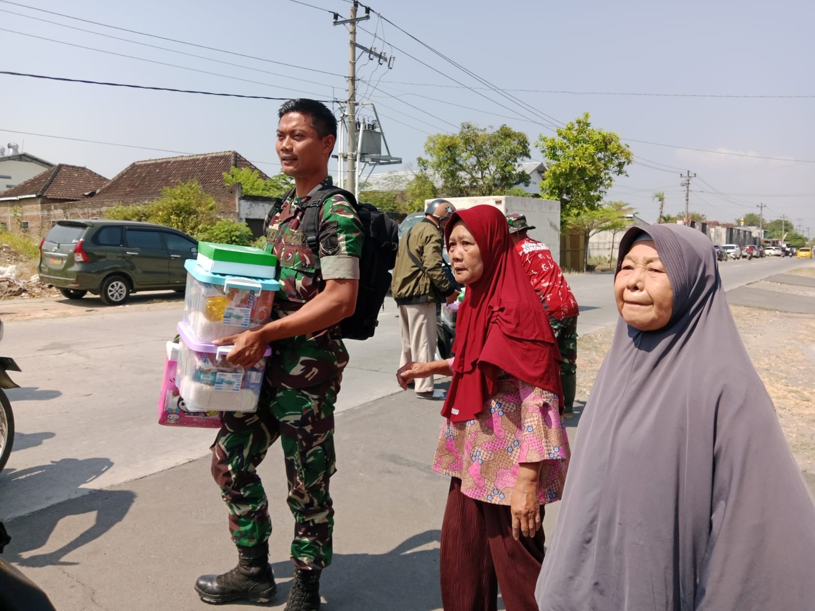 Bantuan Sembako TMMD Jadi Momen Dekatkan Prajurit dengan Warga Sukoharjo
