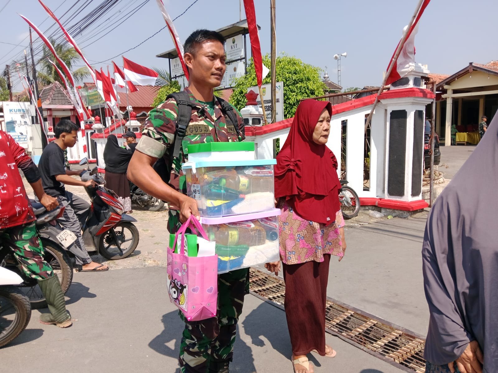 Bukan Sekadar Serah Terima, Prajurit Angkat Bantuan Sembako