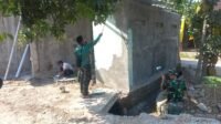 Warga Parangjoro Bantu Satgas TMMD Cat Tempat Wudhu Masjid