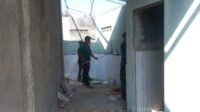 Pengecatan Wudhu Masjid Al Mubarok, Satgas TMMD dan Warga Bergotong Royong