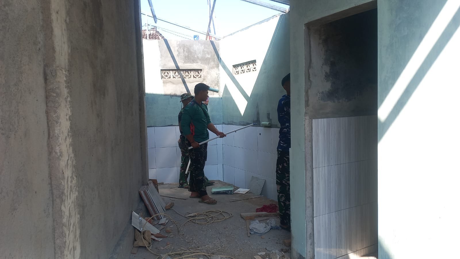 Pengecatan Wudhu Masjid Al Mubarok, Satgas TMMD dan Warga Bergotong Royong