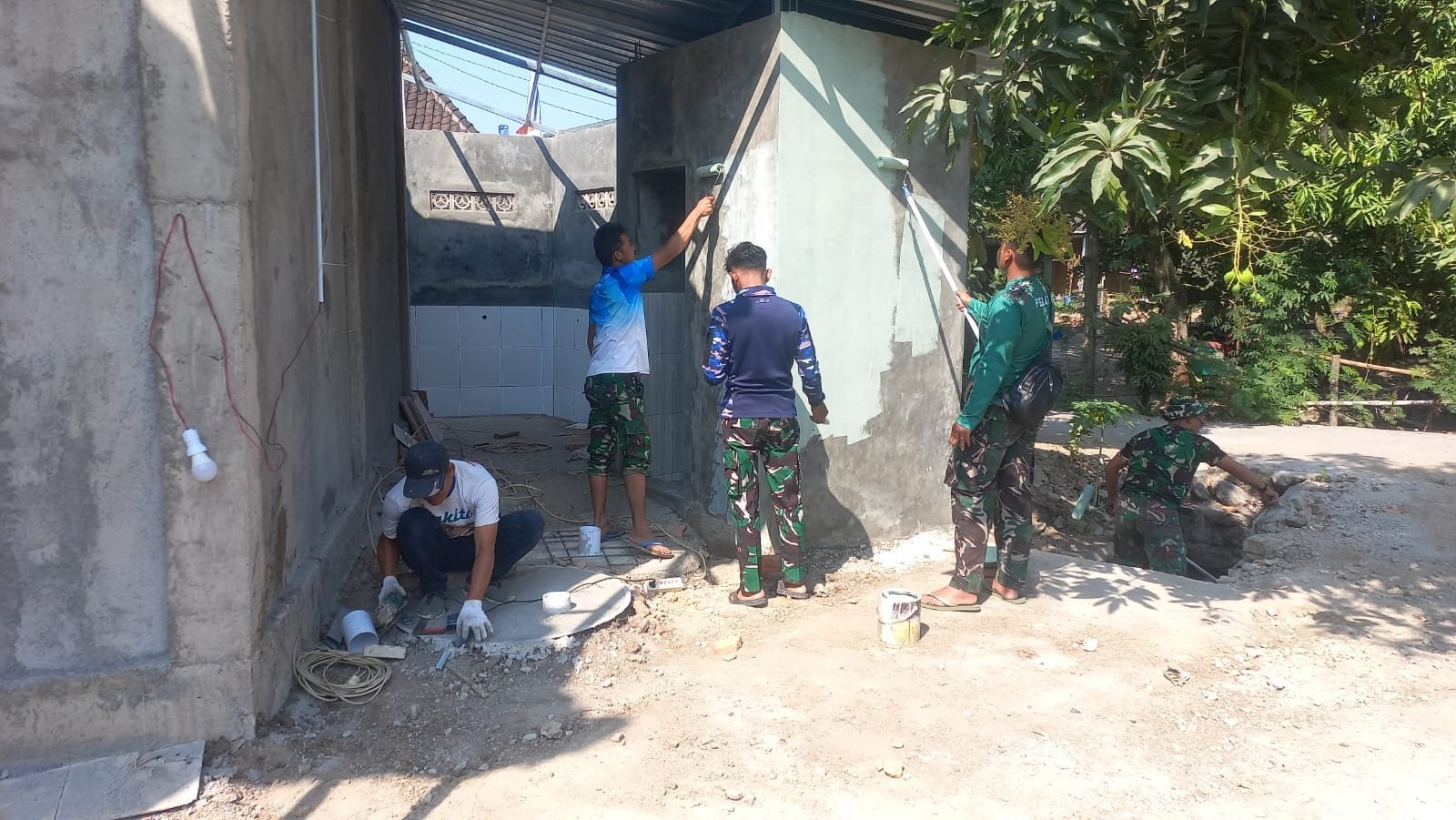 Pekerjaan Pengecatan Tempat Wudhu di Masjid Al Mubarok Rampung Diselesaikan Bersama Warga