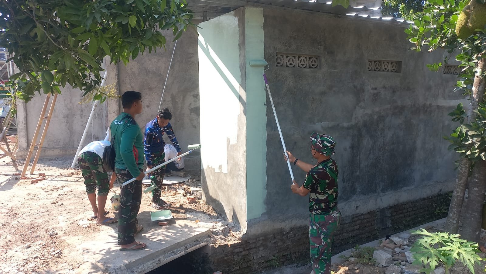 Gotong Royong Pengecatan Tempat Wudhu di Parangjoro