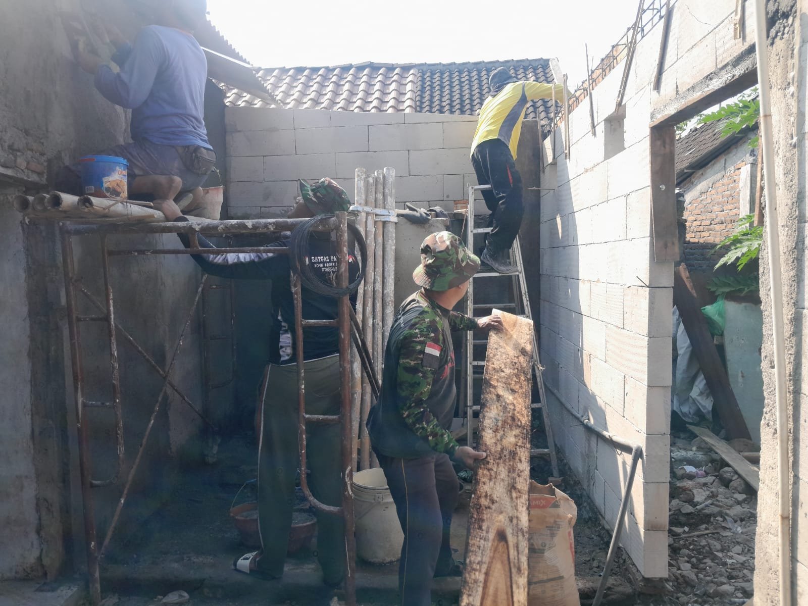 Satgas TMMD dan Warga Gotong Royong Rehabilitasi Rumah Subani