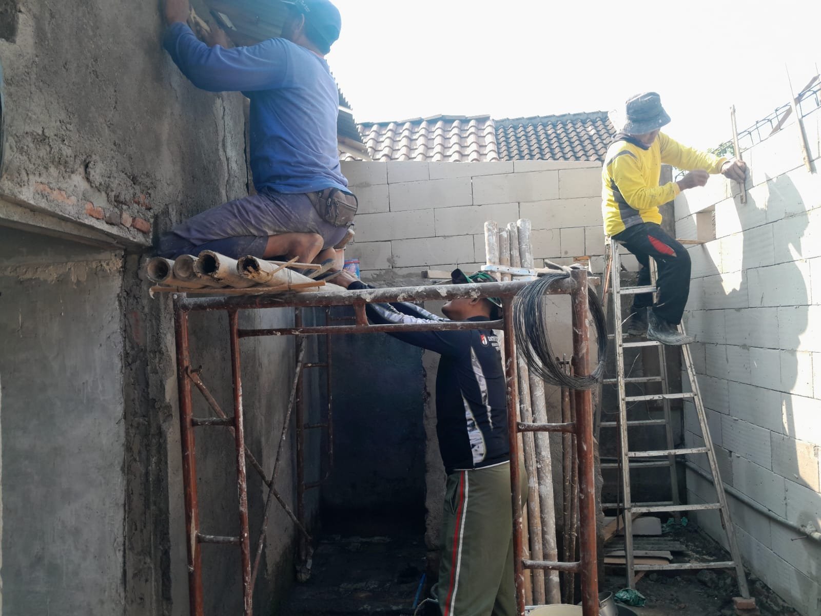 Perbaikan RTLH Subani: Dari Tanah Rata hingga Pemasangan Atap oleh Satgas TMMD
