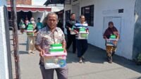 Wujud Peduli Satgas TMMD: Mengantar Sembako ke Balai Desa