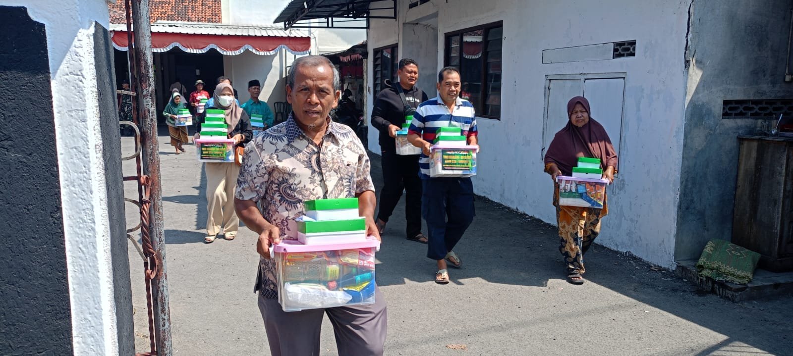 Wujud Peduli Satgas TMMD: Mengantar Sembako ke Balai Desa