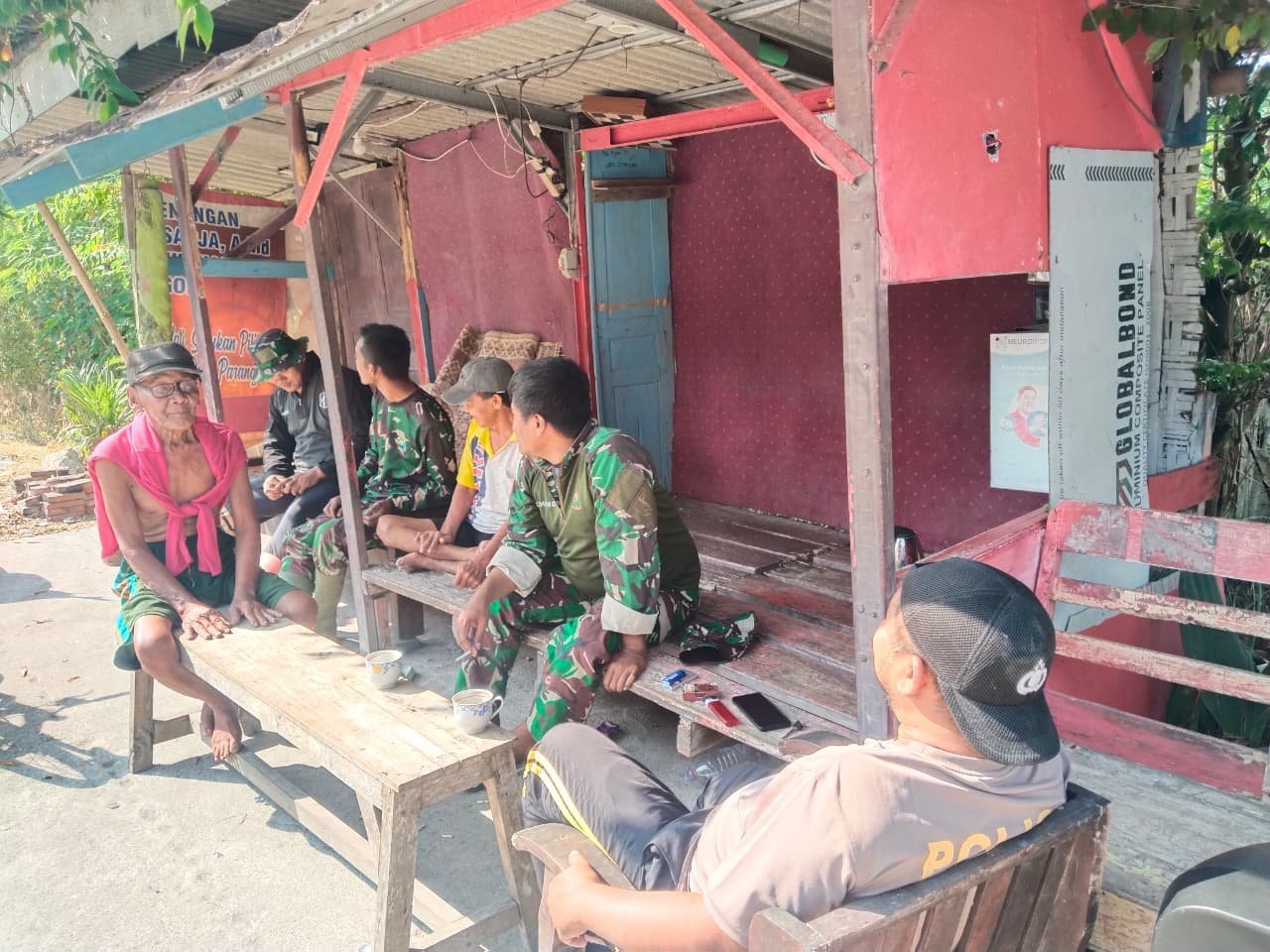 Di Parangjoro, Istirahat Jadi Waktu Berbagi Cerita Antara Warga dan Satgas