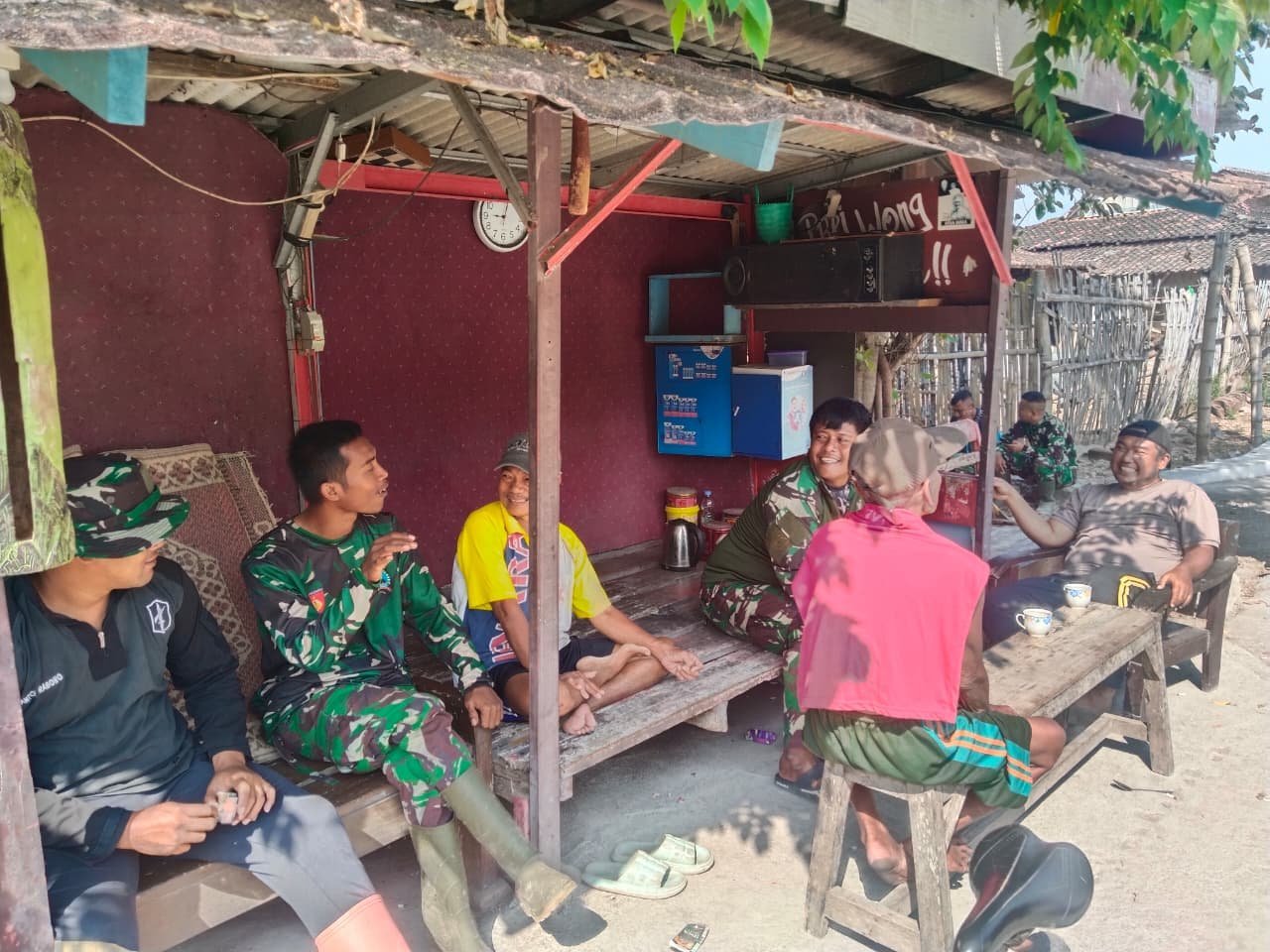 Kedekatan Alami: Warga Parangjoro dan Satgas TMMD Saling Berbagi Cerita