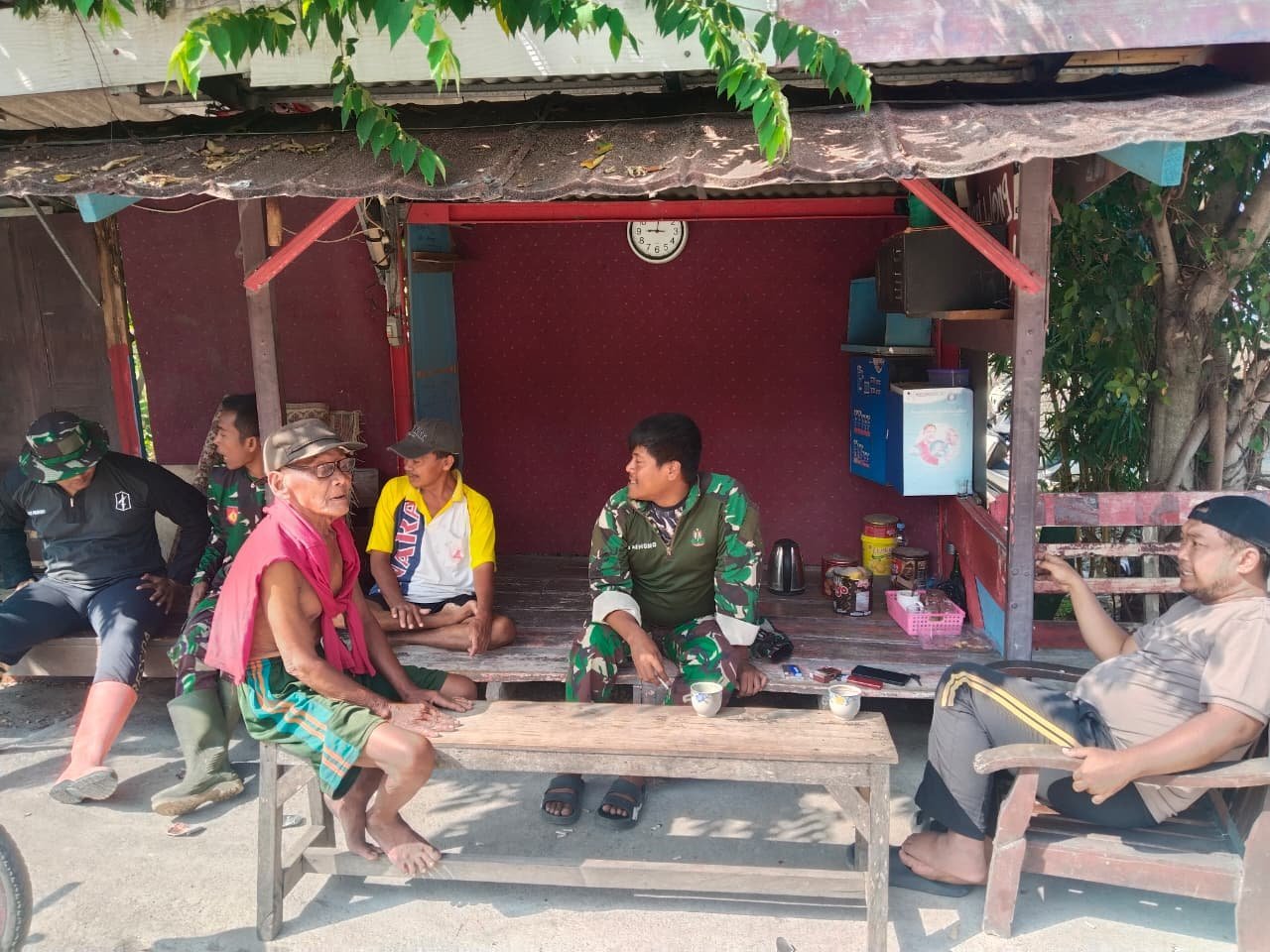 Ngobrol Santai Antara Warga dan Satgas TMMD di Parangjoro